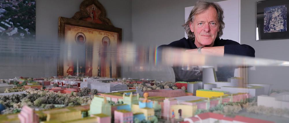 Friedhelm Schatz, Chef des Filmparks Babelsberg, und das Modell seiner Medienstadt Babelsberg.