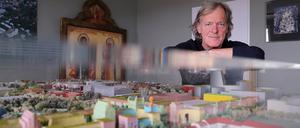 Friedhelm Schatz, Chef des Filmparks Babelsberg, und das Modell seiner Medienstadt Babelsberg.