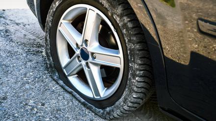 Luft ist aus einem Autoreifen gelassen worden. (Symbolfoto).