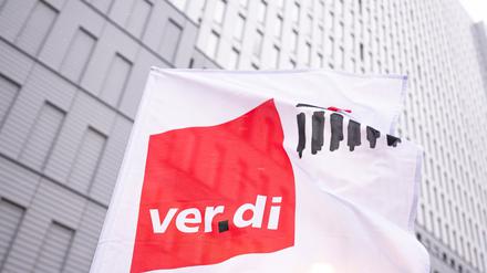 Eine Verdi-Flagge vor dem Bettenhaus der Charite in Berlin-Mitte.
