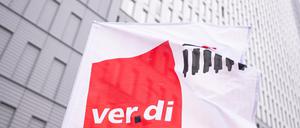 Eine Verdi-Flagge vor dem Bettenhaus der Charite in Berlin-Mitte.