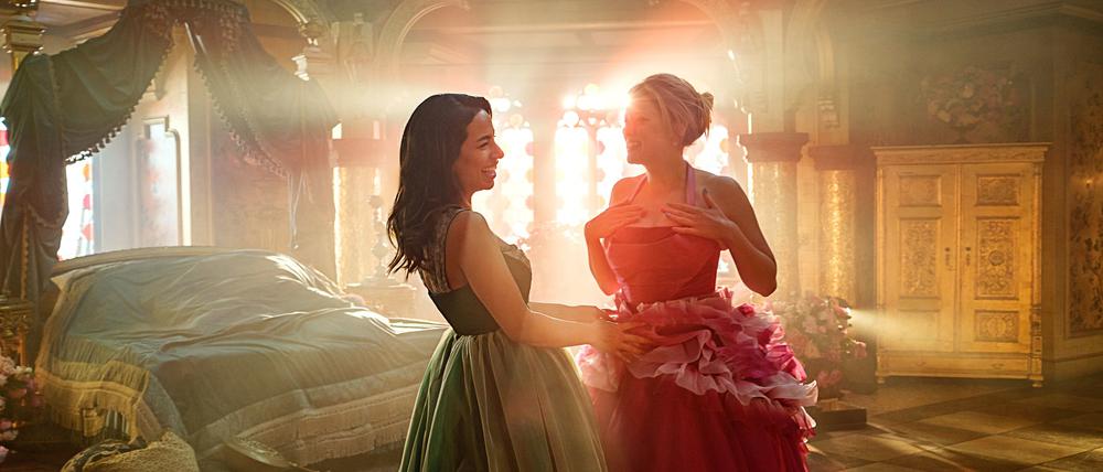 Zeynep (Gizem Emre, links) und Chantal (Jella Haase) in einer Szene des Films mit dem Arbeitstitel „Chantal im Märchenland“.