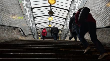 Bisher ist das der einzige Zugang: Am anderen Ende des Bahnsteigs soll nach Wünschen der Bürger und des Bezirks ein zweiter entstehen – in den aktuellen Planungen ist er aber nicht vorgesehen.