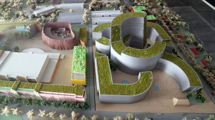 Das Modell der Media City neben der Vulkan-Arena des Filmparks.
