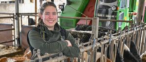 Die junge Veterinärmedizinerin Lisanne Tesch aus Bernau behandelt nicht nur Hunde und Katzen. Ihre Leidenschaft gilt vielmehr Rindern, Schafen oder Ziegen. Sie hat sich bewusst für eine Tätigkeit als klassische Landtierärztin entschieden und ist damit wohl eher die Ausnahme.