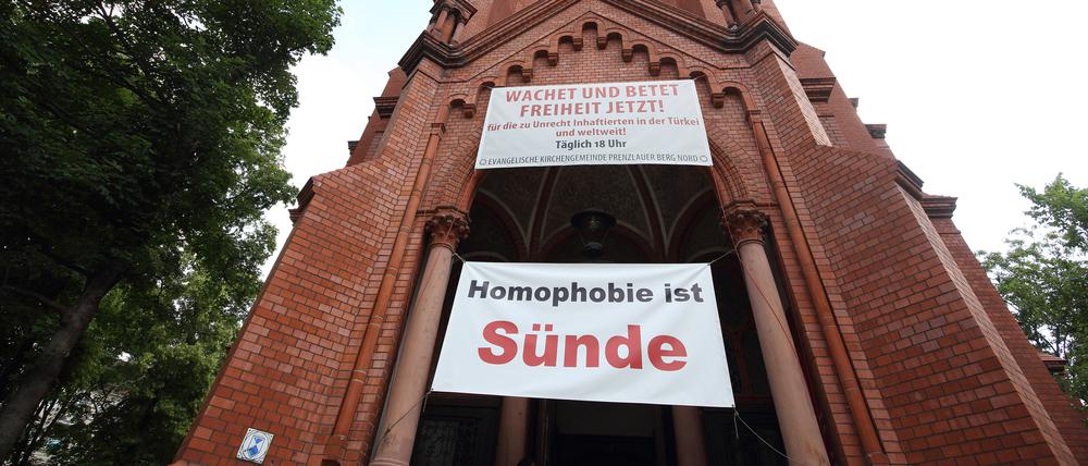„Homophobie ist Sünde“-Banner an der Gethsemanekirche zum CSD 2021. Zum ersten Mal gab`s jetzt einen queeren Unigottesdienst.