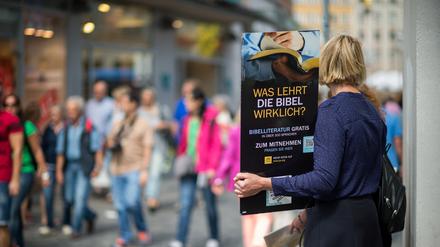 Mitglieder der Zeugen Jehovas werben an vielen Orten öffentlich für  ihre Organisation.