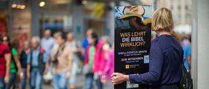 Mitglieder der Zeugen Jehovas werben an vielen Orten öffentlich für  ihre Organisation.