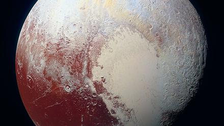 Ein von der Nasa herausgegebenes Farbfoto zeigt den Planeten Pluto, fotografiert von der Raumsonde New Horizons.