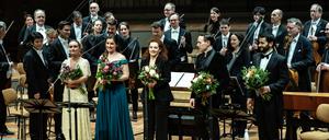 Die Sängerinnen und Sänger mit Dirigentin Emmanuelle Haïm (Mitte).