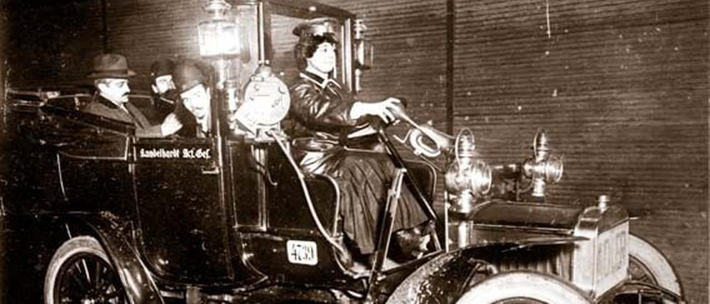 Elisabeth von Papp in ihrem Taxi auf einer Postkarte.