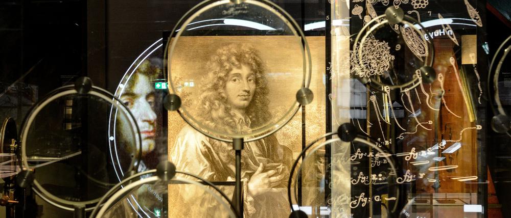 Linsen und Locken: Christiaan Huygens-Ausstellung im Rijksmuseum Boerhaave, Leiden.
