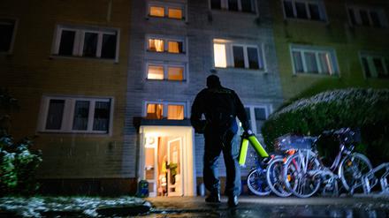 In diesem Senftenberger Mehrfamilienhaus wurde ein Mann am Dienstag durch Schüsse von Polizisten getötet. Er hatte die Beamten mit einem axtähnlichen Gegenstand angegriffen. Am gleichen Tag fielen in der Nähe erneut Schüsse. Die näheren Umstände sind in beiden Fällen noch immer unklar. Foto: Robert Michael/dpa