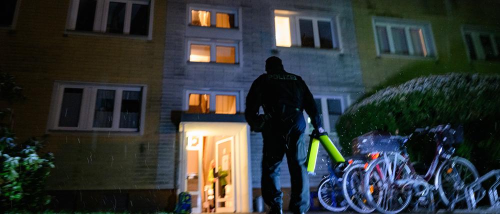 In diesem Senftenberger Mehrfamilienhaus wurde ein Mann am Dienstag durch Schüsse von Polizisten getötet. Er hatte die Beamten mit einem axtähnlichen Gegenstand angegriffen. Am gleichen Tag fielen in der Nähe erneut Schüsse. Die näheren Umstände sind in beiden Fällen noch immer unklar. Foto: Robert Michael/dpa