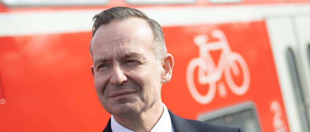 Volker Wissing (FDP), Bundesminister für Verkehr und Digitales, steht während einer Besichtigung der Riedbahn genannten Bahnstrecke Mannheim-Frankfurt am Bahnhof Lampertheim neben dem Fahrradabteil eines Regional-Expresses. Im Sommer 2024 startet die Generalsanierung der Strecke zwischen Frankfurt/Main und Mannheim.