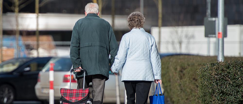 Auch die gestiegenen Energie- und Lebensmittelkosten sowie Medikamentenzuzahlungen machen Rentnern zunehmend zu schaffen.