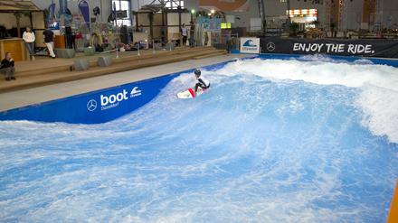 Surfen geht auch in der Halle – doch nicht jeder finde das gut. 