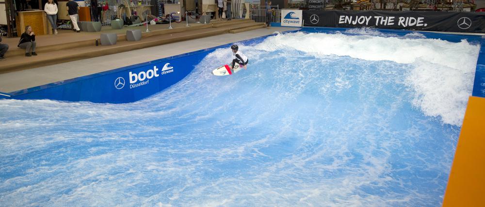 Surfen geht auch in der Halle – doch nicht jeder finde das gut. 