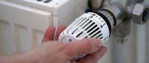 ARCHIV - 09.03.2022, Hamburg: ILLUSTRATION - Eine Frau dreht an einem Heizungsthermostat. Die Heizung zu Hause soll künftig zum Großteil mit erneuerbarer Energie laufen - das hat die Bundesregierung schon kurz nach der Wahl verabredet. Nun werden mehr Einzelheiten bekannt. Die sind aber noch hochumstritten. (zu dpa "Heizen mit mehr Wind und Sonne") Foto: Marcus Brandt/dpa +++ dpa-Bildfunk +++