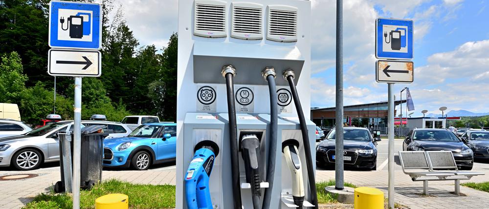 Rund 833.000 Fahrzeuge mit Elektroantrieb sind in Deutschland 2022 neu zugelassen worden.