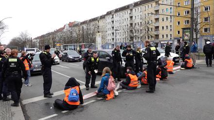  Bei einer Aktion der Letzten Generation blockieren Umweltaktivisten eine Kreuzung im Stadtteil Prenzlauer Berg. 