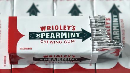 Wrigleys Spearmint Kaugummis bei der Vorstellung einer von Guido Maria Kretschmer kreierten Wrigleys Spearmint Retro-Clutch.