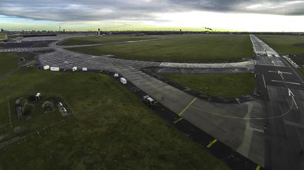 Das Tempelhofer Feld ist mit rund 300 Hektar Berlins größte Grünfläche. 