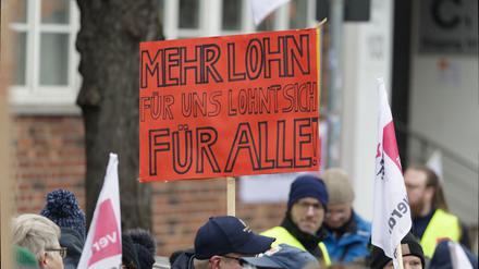 2023-03-07, Deutschland, Berlin - Zentrale Streikkundgebung der Dienstleistungs-Gewerkschaft Verdi vor der Zentrale der kommunalen Berliner Stadtreinigung. Mit dabei Müllwerker aus Hamburg, Personal der Berliner städtischen Krankenhäuser, Ausubildende, der Berliner Wasserberiebe, Vertreter der Studierenden. Zentrale Forderung: 10,5 % Lohnplus oder 500 Euro mehr pro Monat! || Mindestpreis 25 Euro 