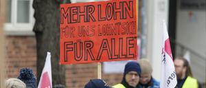 2023-03-07, Deutschland, Berlin - Zentrale Streikkundgebung der Dienstleistungs-Gewerkschaft Verdi vor der Zentrale der kommunalen Berliner Stadtreinigung. Mit dabei Müllwerker aus Hamburg, Personal der Berliner städtischen Krankenhäuser, Ausubildende, der Berliner Wasserberiebe, Vertreter der Studierenden. Zentrale Forderung: 10,5 % Lohnplus oder 500 Euro mehr pro Monat! || Mindestpreis 25 Euro