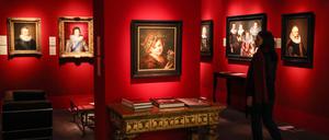 Blick in den Stand der Galerie Weiss, die auf alter Meister spezialisiert ist.