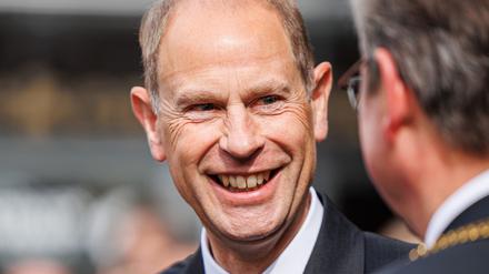 Prinz Edward, Graf von Wessex, spricht während seines Deutschland-Besuchs in Paderborn mit Bürgermeister Dreier (Archivfoto)