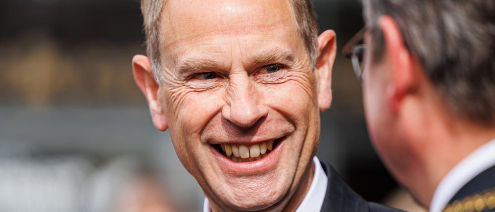 Prinz Edward, Graf von Wessex, spricht während seines Deutschland-Besuchs in Paderborn mit Bürgermeister Dreier (Archivfoto)