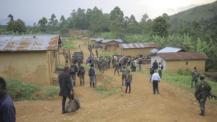 Demokratische Republik Kongo, Mukondi: Die Verteidigungskräfte der Demokratischen Republik Kongo versammeln sich in dem Dorf, dass von der ADF (Allied Democratic Forces)angegriffen wurde. 