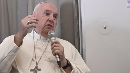 Papst Franziskus spricht während einer Pressekonferenz.