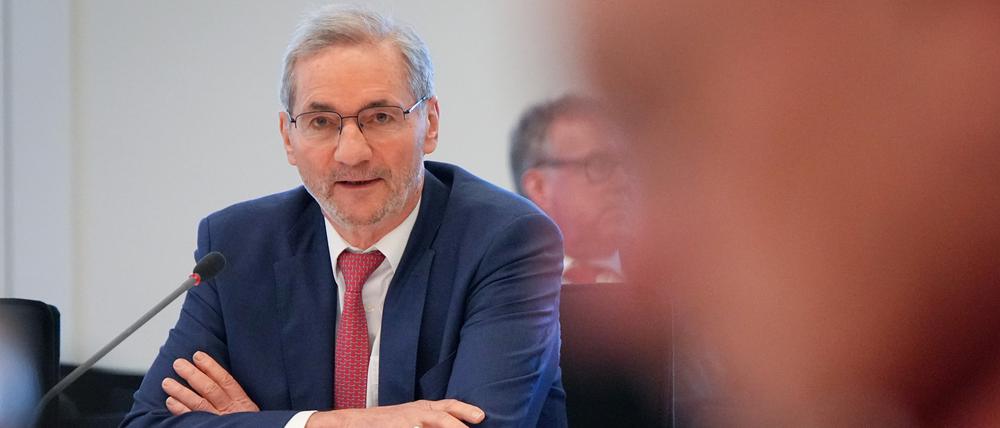 Matthias Platzeck (SPD), früherer Ministerpräsident in Brandenburg und ehemaliger Aufsichtsratsvorsitzender der Flughafen Berlin Brandenburg GmbH, aufgenommen vor Beginn seiner Vernehmung im Untersuchungsausschuss des Brandenburger Landtages. 
