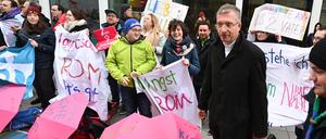 Michael Gerber, Bischof von Fulda, steht bei seiner Ankunft am Tagungsort der Synodalversammlung vor Demonstranten, die für die Gleichberechtigung von Frauen in der Kirche protestieren.