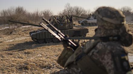 Ukrainische Soldaten der 3. Separat-Panzerbrigade nehmen an einer Militärübung im Raum Charkiw teil. 