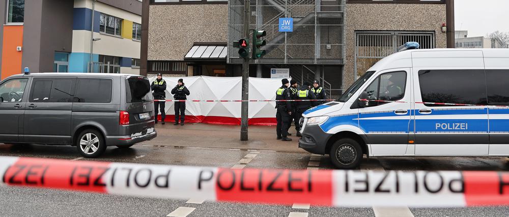 Polizisten stehen vor dem Gebäude der Zeugen Jehovas im Stadtteil Alsterdorf.