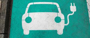 Die direkte Stromnutzung beim E-Auto ist effizienter als beim Verbrennermotor, sagt die Forschung. Damit brauche die Mobiltät deutlich weniger erneuerbare Energien als für E-Fuels.