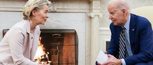 Ursula von der Leyen mit US-Präsident Joe Biden im Oval Office: Innerhalb der ersten 100 Tage will die EU-Kommissionschefin den Clean Industrial Deal vorstellen, die europäische Antwort auf den amerikanischen Inflation Reduction Act. 
