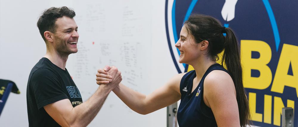 Mit viel Spaß. Beim Training von Albas Basketballerinnen geht es auch mal locker zu.
