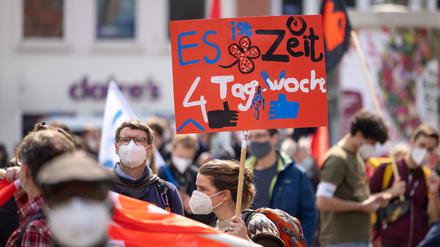 Eine Demonstrantin fordert bei einer DGB-Kundgebung zum 1. Mai auf dem Anger die 4-Tage-Woche (Symbolbild).