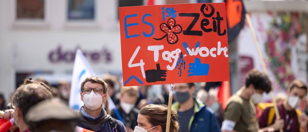 Eine Demonstrantin fordert bei einer DGB-Kundgebung die 4-Tage-Woche.