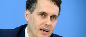 Sven-Christian Kindler (Bündnis 90/Die Grünen), haushaltspolitischer Sprecher der Bundestagsfraktion von Bündnis 90/Die Grünen, spricht in der Bundespressekonferenz.