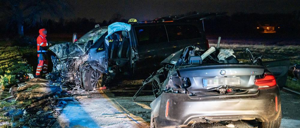 Die beiden Fahrzeugwracks stehen auf der Straße am Ostring in Eggenstein.