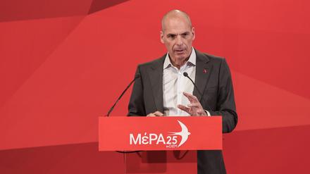 Yanis Varoufakis, Generalsekretär von Mera25, am Rednerpult der Zentralausschusssitzung MeRA25 am 19. Februar 2023.