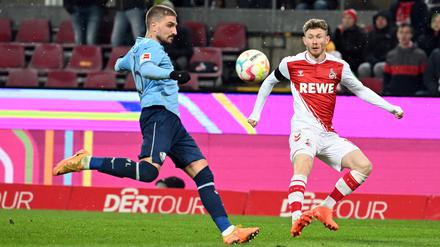 Hohe Kunst. Kölns Florian Kainz (r.) und Bochums Patrick Osterhage kämpfen um den Ball. 