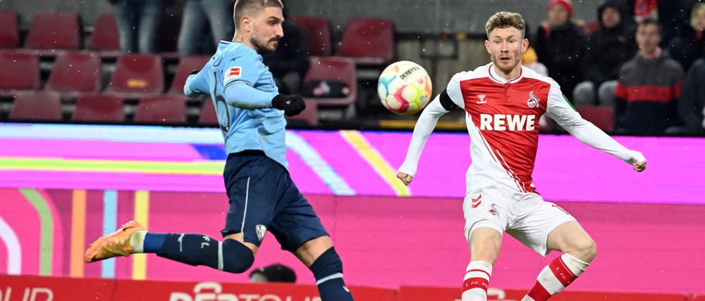 Hohe Kunst. Kölns Florian Kainz (r.) und Bochums Patrick Osterhage kämpfen um den Ball. 