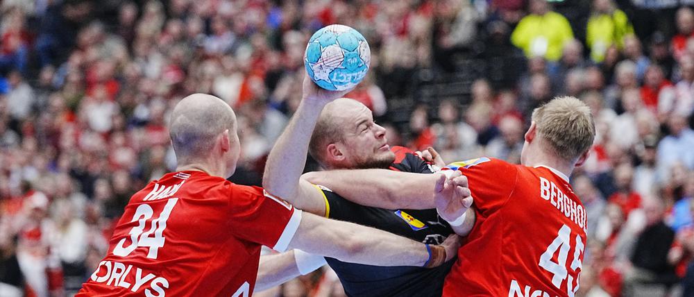 Eingeklemmt. Simon Hald (l.) und Emil Bergholt (r.) aus Dänemark gegen Paul Drax (am Ball) aus Deutschland.