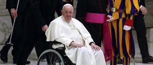 ARCHIV - 15.02.2023, Vatikan, Vatikanstadt: Papst Franziskus wird in einem Rollstuhl zu seiner wöchentlichen Generalaudienz geschoben. Papst Franziskus wurde am 13. März 2013 zum Papst gewählt. Foto: Evandro Inetti/ZUMA Press Wire/dpa +++ dpa-Bildfunk +++